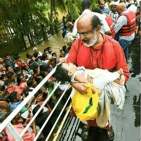 பச்சிளம் குழந்தையைத் தூக்கி உற்றுநோக்கிய அமைச்சர்... கேரளாவில் நடந்த நெகிழ்ச்சி சம்பவம்