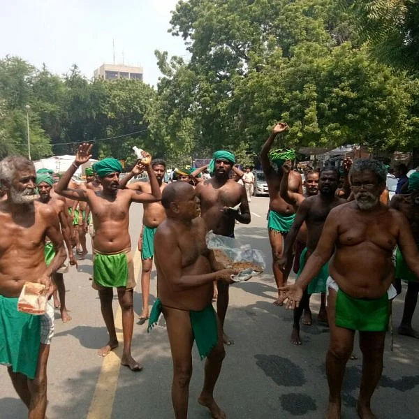 டெல்லி: போராட்டத்தில் ஈடுபட்ட தமிழக விவசாயிகள்!