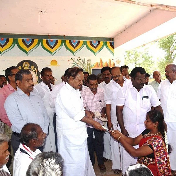 ‘பார்மாலிட்டிக்காக குறை கேட்டுட்டுப் போறீங்களா’ – தம்பிதுரையிடம் பொதுமக்கள் வாக்குவாதம்