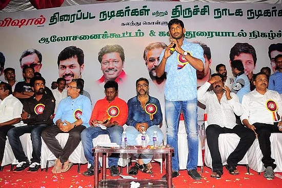கமல் பற்றி ராதாரவி அவதூறாக பேசியதை விரைவில் வெளியிடுவேன்: விஷால் ஆவேசம்!