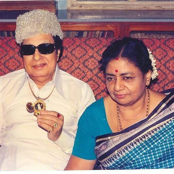 ஜானகி செய்ததை சசிகலா செய்வாரா...? வி.என்.ஜானகி நினைவுதினச் சிறப்பு பகிர்வு!