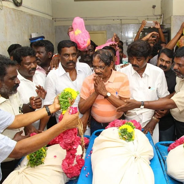 `தமிழர் என்ற அடையாளத்துடன் இருப்போம்' - பாரதிராஜா