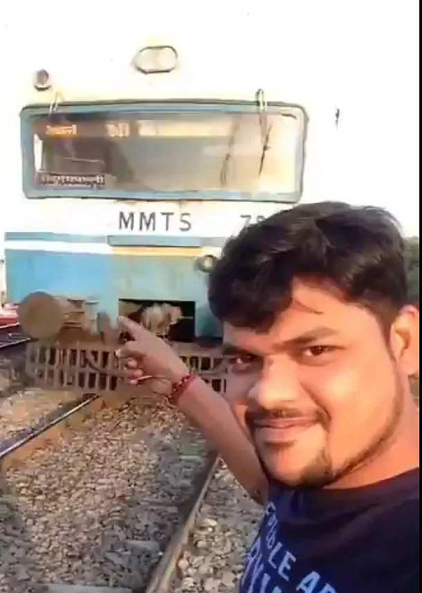 தண்டவாளத்தில் நின்று செல்ஃபி எடுத்த வாலிபருக்கு நிகழ்ந்த விபரீதம்..!