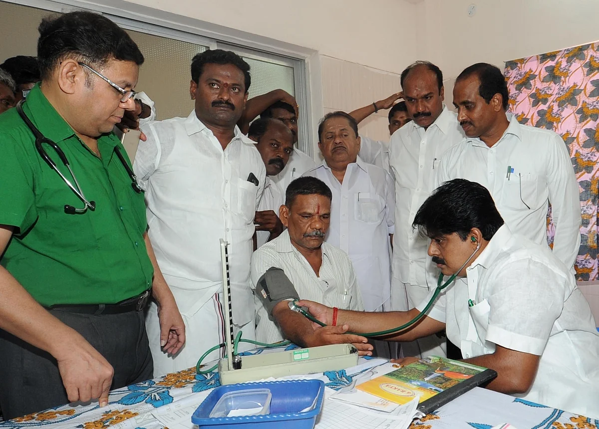 ஆரோக்கியமானவரை பரிசோதனை செய்த அமைச்சர்! கொந்தளித்த நோயாளிகள்