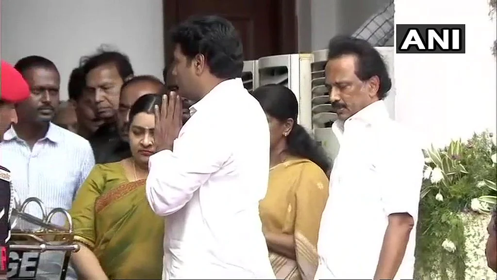 Live update: மெரினாவில் விதைக்கப்பட்டார் கலைஞர்! #Karunanidhi