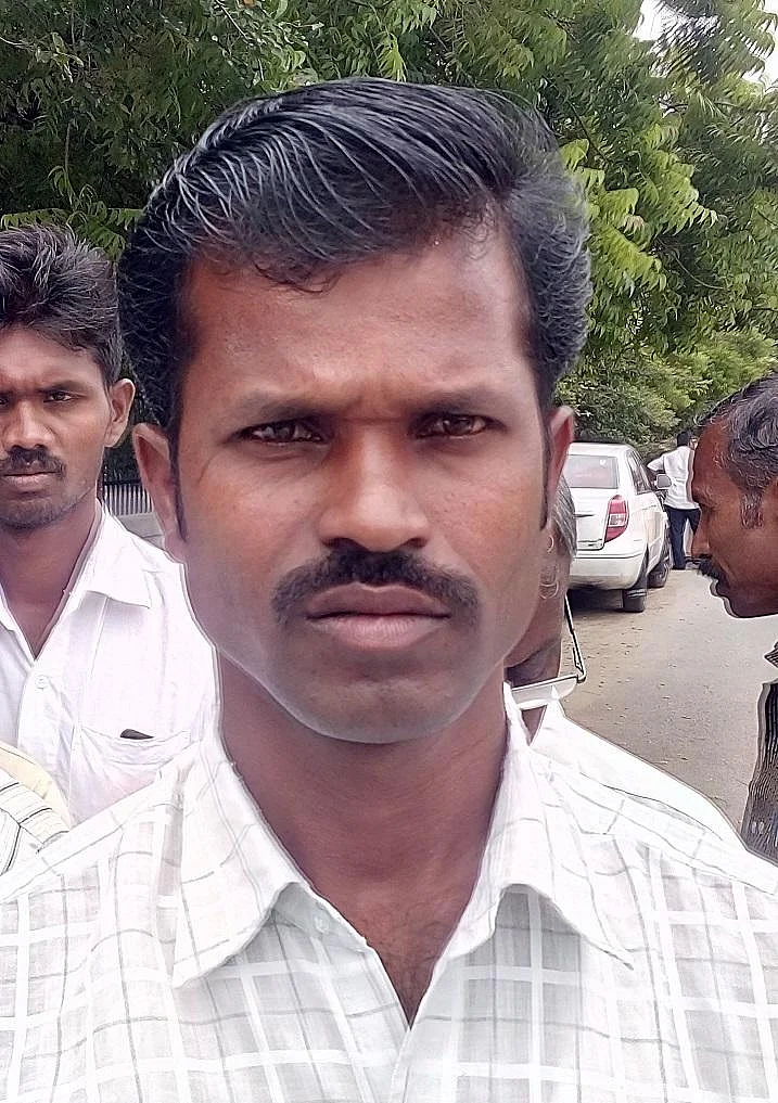 'மின்சாரத்துக்கு ரூ.3 லட்சம் லஞ்சம் கேட்கிறார்'- கலெக்டரிடம் புகார் அளித்த மலைக்கிராம மக்கள்