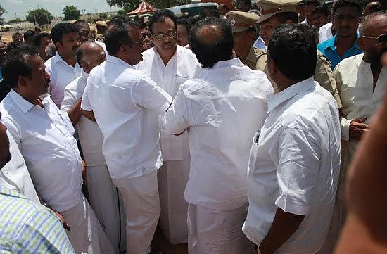 'உங்களை நம்பித்தான் ராஜீவை இழந்தோமே... ராகுலையுமா?' - கமிஷனரிடம் எகிறிய இளங்கோவன்! (வீடியோ)