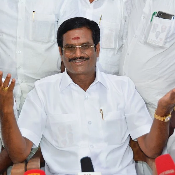 `அய்யனாரப்பா... முனீஸ்வரா... ஆடு, கோழி வாங்கிக்கப்பா!' - அரக்கோணத்தின் ஆக்ஷன் கிங் ஆவாரா ஏ.கே.மூர்த்தி?!