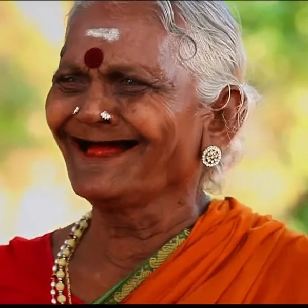 சினிமாவில் சிரிக்க வைத்தார்... நிஜத்தில்? - மெரினாவில் கர்சீப் விற்கும் ரங்கம்மா பாட்டி