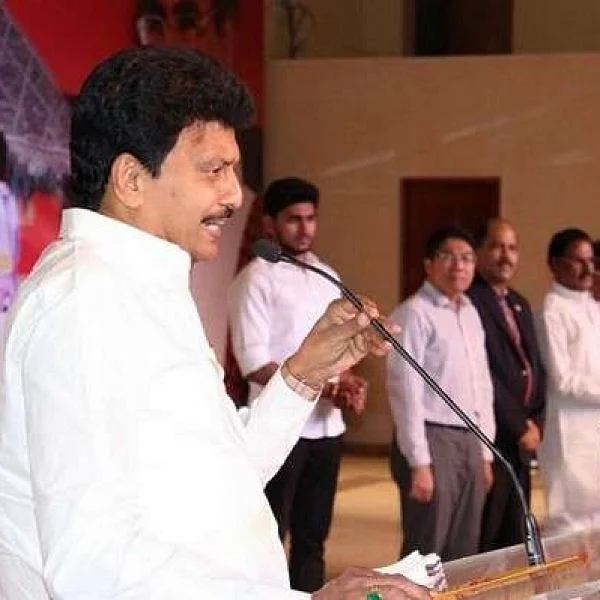 திமுக பக்கம் சாய்கிறாரா திவாகரன்?