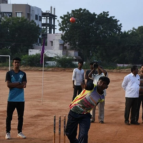 கின்னஸ் சாதனைக்காக 10 மணி நேரம் பந்துவீசிய கல்லூரி மாணவர்!