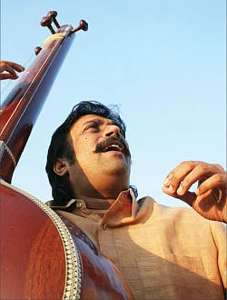 நினைவில் மின்னும் ஒளிப்படங்கள் - புதுவை இளவேனில்