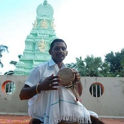 படித்தது எம்.இ... தொழில் உடுக்கை அடிப்பது!