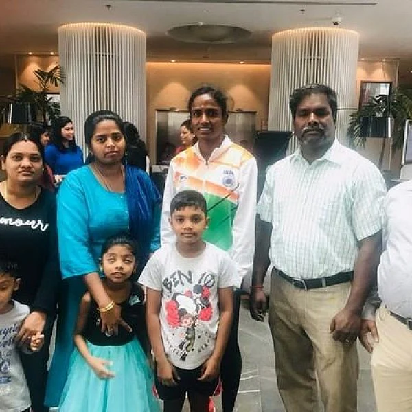 ``எனக்கு யாருமே இப்படியெல்லாம் செஞ்சதில்லீங்க!'' - கத்தாரில் ஆரத்தி எடுத்தவர்களிடம் கலங்கிய கோமதி