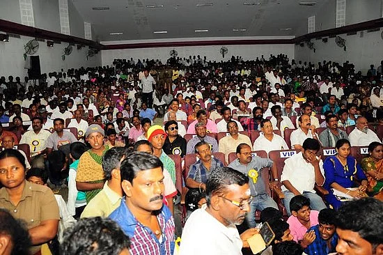 கமல் பற்றி ராதாரவி அவதூறாக பேசியதை விரைவில் வெளியிடுவேன்: விஷால் ஆவேசம்!