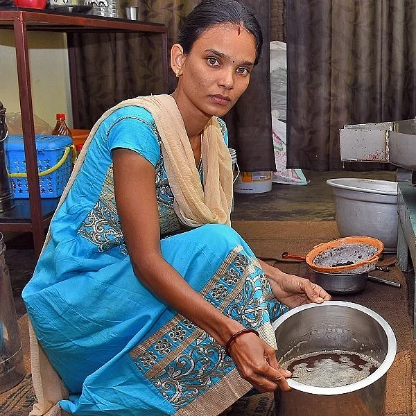 படித்தது ஆசிரியை ஆக... செய்வது மரச் செக்கு எண்ணெய் வியாபாரம்! புவனேஸ்வரியின் கதை