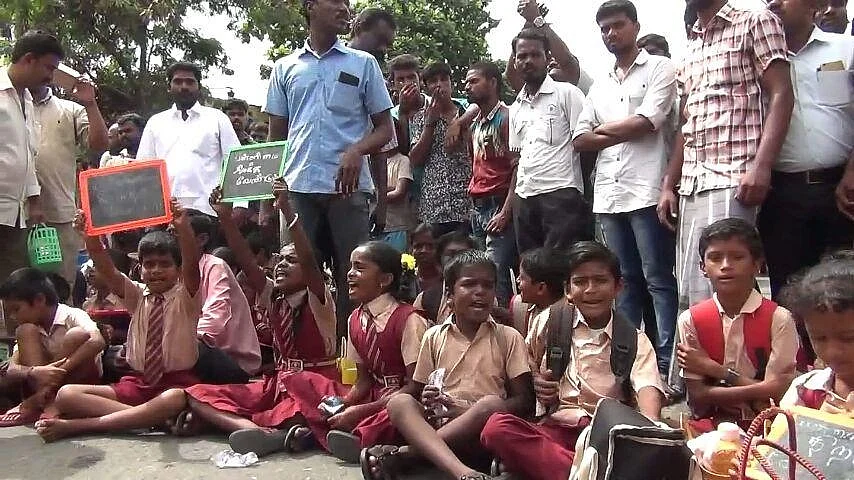 'வகுப்புக்கு வாருங்கள் ஆசிரியர்களே' - திருப்பூரில் போராட்டத்தில் ஈடுபட்ட பள்ளிக் குழந்தைகள்
