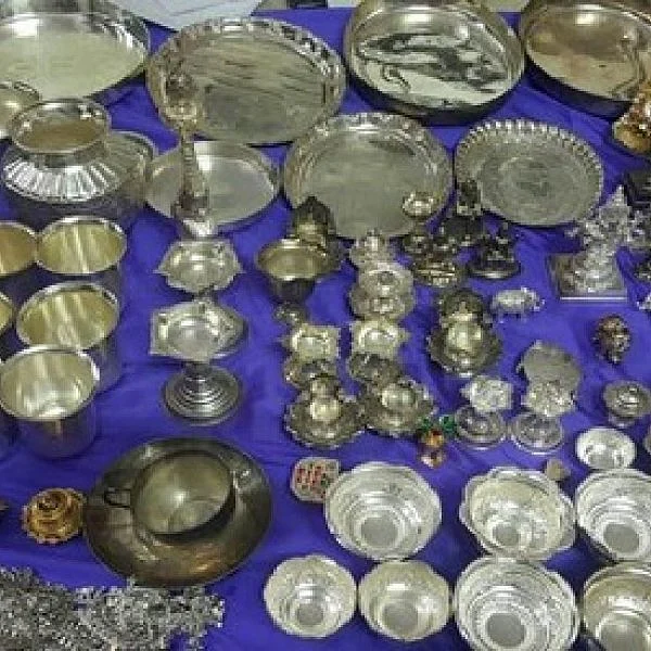 18 பிளாட்டுகளுடன் ரூ.10 கோடிக்கு சொத்து சேர்த்த கில்லாடி பியூன்!