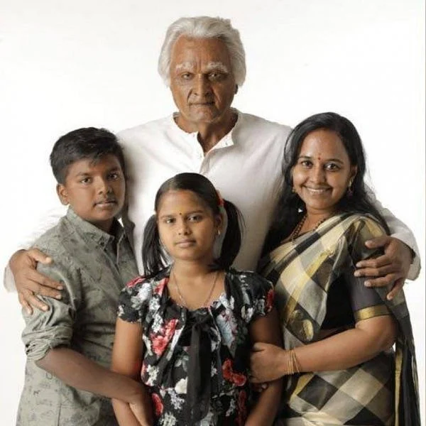 'சீதக்காதி' கெட்டப்பில் ஃபேமிலி போட்டோ! - வைரலாகும் விஜய் சேதுபதி படம்
