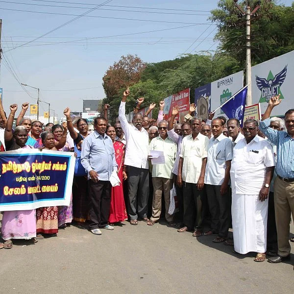 5 அம்ச கோரிக்கையை வலியுறுத்தி சேலம் கலெக்டர் அலுவலகத்தை முற்றுகையிட்ட ஓய்வூதியதாரர்கள்!