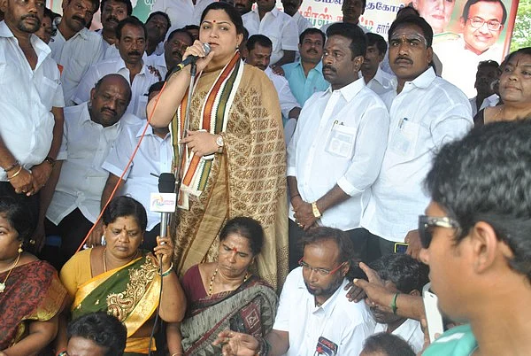 கலாமுக்கு ஒத்துழைக்காத உடல் நிலை மோடிக்கு ஒத்துழைத்ததா? -ஜெ.வுக்கு குஷ்பு ஆவேச கேள்வி!
