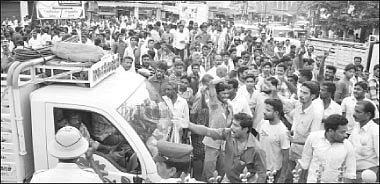 மிஸ்டர் கழுகு: ஆறு மணி நேரம் அழுத சசிகலா!