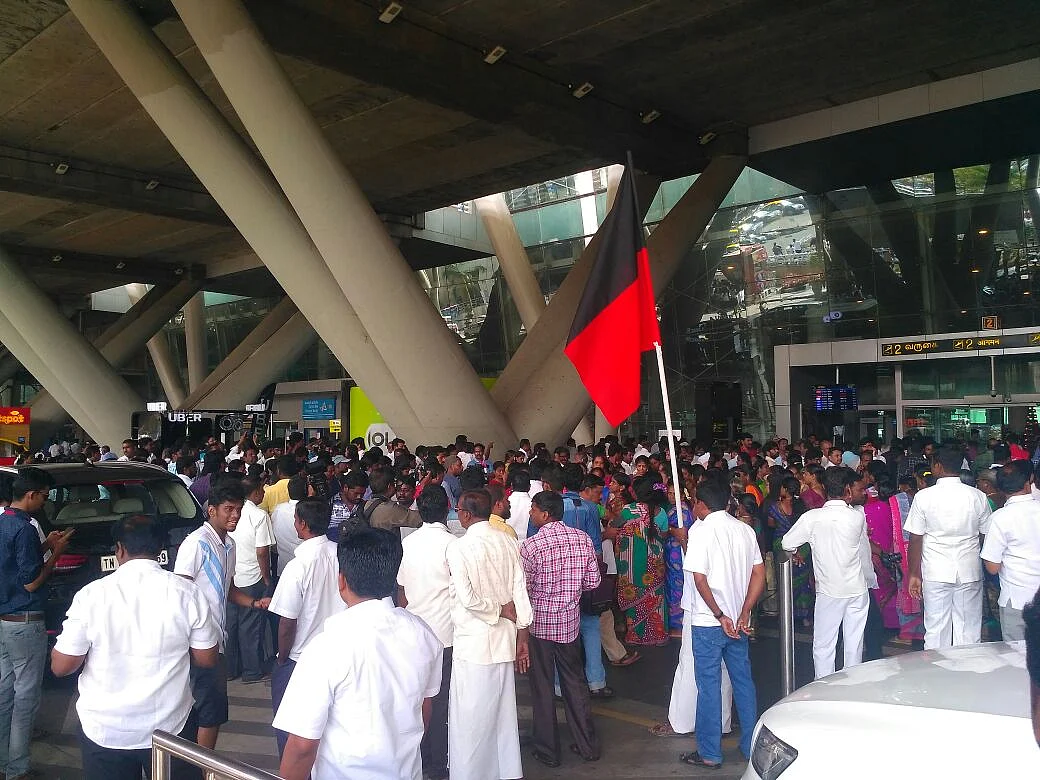 ’ஜான்சி ராணியே..!’ - கனிமொழியை வரவேற்கும் அடடே போஸ்டர்கள்