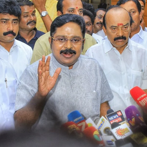 `காமெடி நடிகராக இருக்கிறார்'- ஆர்.பி.உதயகுமாரை கிண்டலடித்த தினகரன்