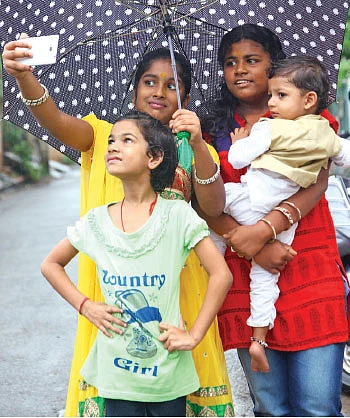 செல்ஃபி வித் சேஃப்ட்டி
