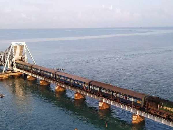 தூக்குப் பாலத்தின் அதிர்வு கண்காணிப்பு! - 85 நாள்களுக்குப் பின் பாம்பன் பாலத்தில் ரயில் சேவை