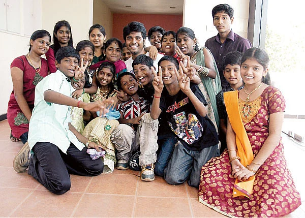 ஒரே ஒரு ஊரிலே...இருட்டில் வந்த விளக்குச் சாமியார் !