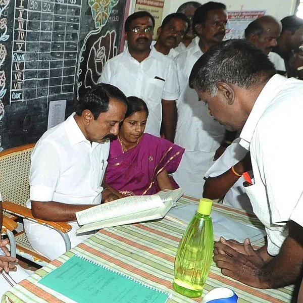'அரசுப் பள்ளிகளில் மாணவர்களைச் சேர்க்க யோசனை வழங்குங்கள்' - அமைச்சர் ஆவேசம்