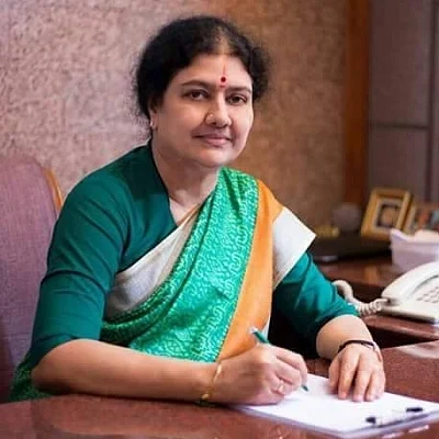 சசிகலா வெளியிட்ட முதல் வேட்பாளர் பட்டியல்!