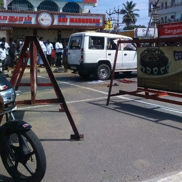 போலீஸ் பாதுகாப்புடன் சென்ற கைதி, நடுரோட்டில் வெட்டிக் கொலை - நெல்லையில் பயங்கரம் !