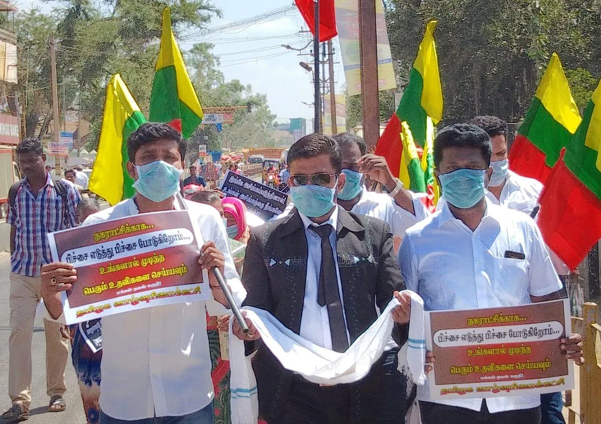 `கழிப்பறையை சுத்தப்படுத்தணும் பிச்சை போடுங்கள்!’ - தமிழக வாழ்வுரிமை கட்சியினர் நூதன போராட்டம்