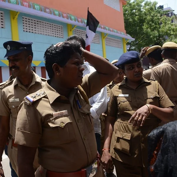 தினகரன் கார்மீது சரமாரி கல்வீச்சு... பெண் இன்ஸ்பெக்டர் மண்டை உடைப்பு! - ஆர்.கே.நகரில் பதற்றம்