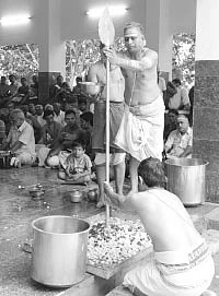 ஞானமலையில்... ஞான பூரண சக்தி வேல்!