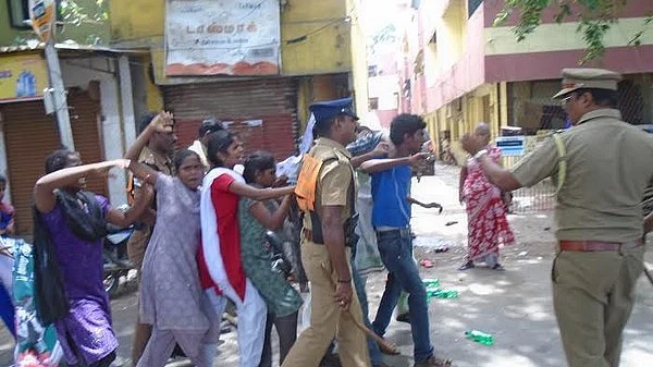 டாஸ்மாக்கை அடித்து நொறுக்கிய மாணவர்கள்: போலீஸ் தடியடியால் பதற்றம்!