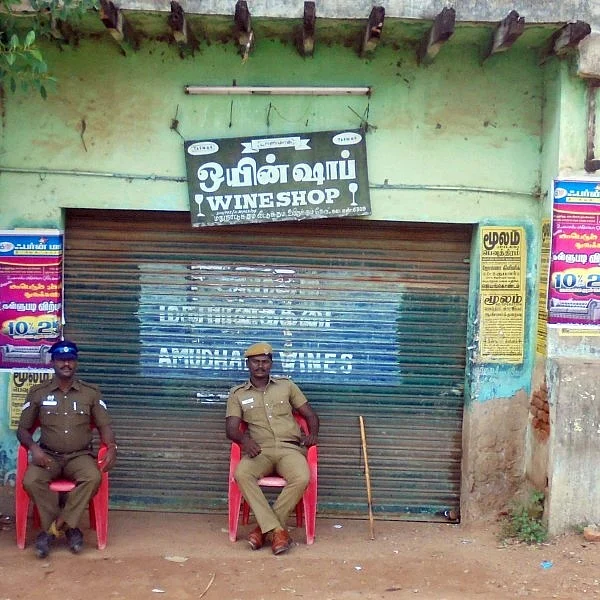 'மின்சாரத்தைக் கேட்டால் டாஸ்மாக்கை திறக்கிறார்கள்'- அதிகாரிகளுக்கு எதிராகக் கொந்தளித்த மக்கள்