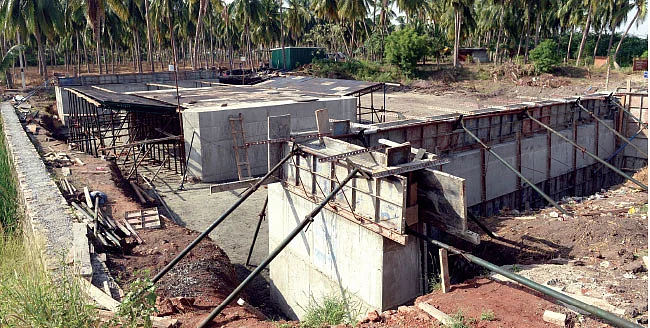 ஒரே ஒருவருக்காக... ஓடையை ஆக்கிரமித்து பாலம்!