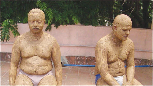 நிலம் முதல் ஆகாயம் வரை... மண் குளியல் - இது இந்திய மருத்துவ சிகிச்சை