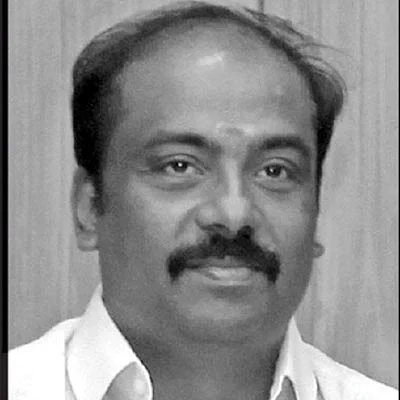 துரோகி பன்னீர்... புளி வியாபாரி விசுவநாதன்... மூணு சீட்டு முனுசாமி!