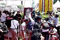 அண்ணா பிறந்தநாள்: சென்னையில் முதல்வர் ஜெயலலிதா அண்ணா சிலைக்கு மலர் தூவி மரியாதை