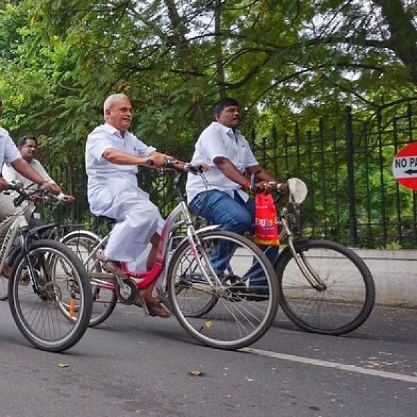 `நிதிச் சுமையைக் குறைக்க என்னால் முடிந்தது!' - 1 கி.மீ தூரம் சைக்கிளில் புதுச்சேரி பேரவைக்கு வந்த சபாநாயகர்