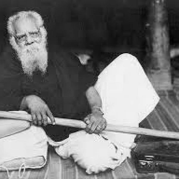 சிலையாக நின்று வழிகாட்டும் ஈ.வெ.ரா, 'பெரியார்' ஆனது எப்போது?