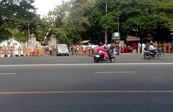 காமராஜர் சாலை, கோட்டையில் போலீஸ் குவிப்பு! - சோதனைக்கு பின் ஊழியர்கள் அனுமதிப்பு