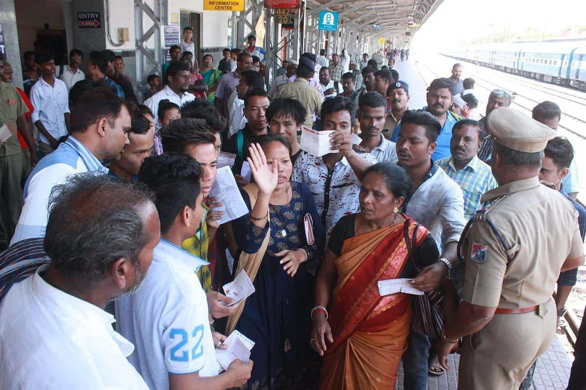 ரயிலுக்கு உள்ளே ஏறவிடலை..! - ஓட்டு போட ஊருக்கு செல்ல முடியாமல் தவித்த அஸ்ஸாம் தொழிலாளர்கள்