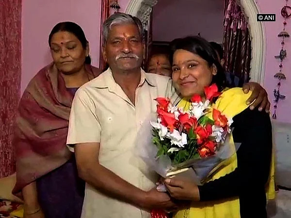 `என் ஏழ்மை அவர்களின் படிப்பைப் பாதிக்கல!' - நீதிபதியான மகளை நினைத்து நெகிழும் ஆட்டோ டிரைவர்