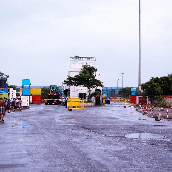 `விதிமுறைகளைக் காற்றில் பறக்கவிடும் மார்க் துறைமுகம்!’ - விழித்துக்கொள்ளுமா புதுவை அரசு