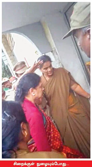 புளூ பார்டர் சேலைகள்... தட்டு... டம்ளர்... சொம்பு... போர்வை!